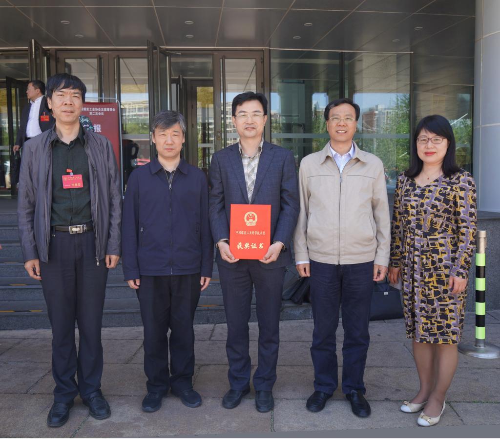 蒋林董事长(左2)、王贵荣副董事长(左4)和黄庆享教授(中)等亲切合影
